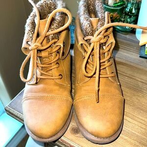 Girls Wonter boots sz 2